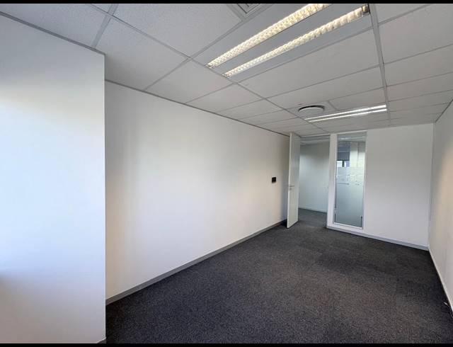 22M² SERVICED OFFICE TO LET IN VORNA VALLEY